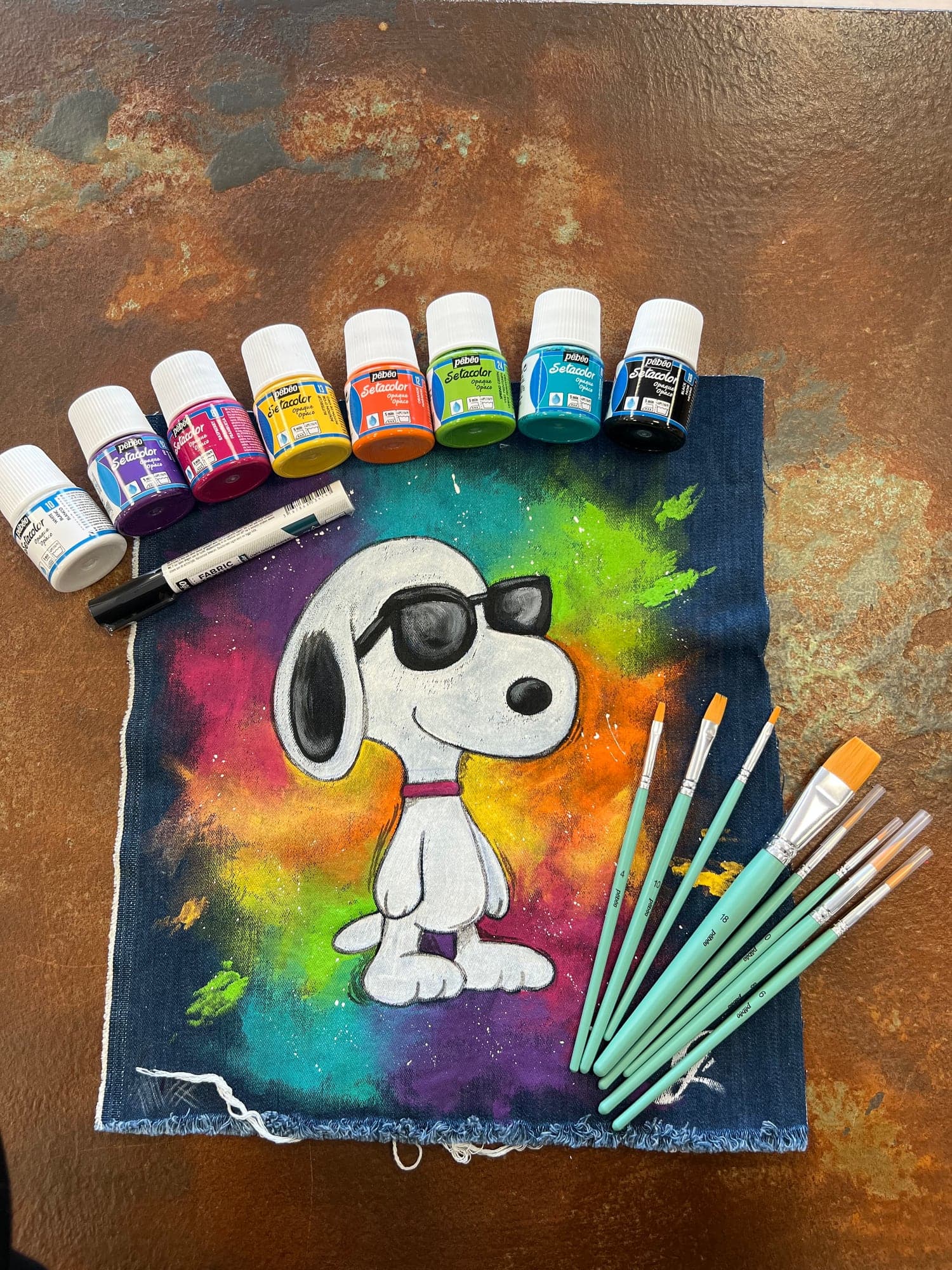 Snoopy dipinto su tessuto con colori e pennelli per il workshop Fuori dai Bordi Teen