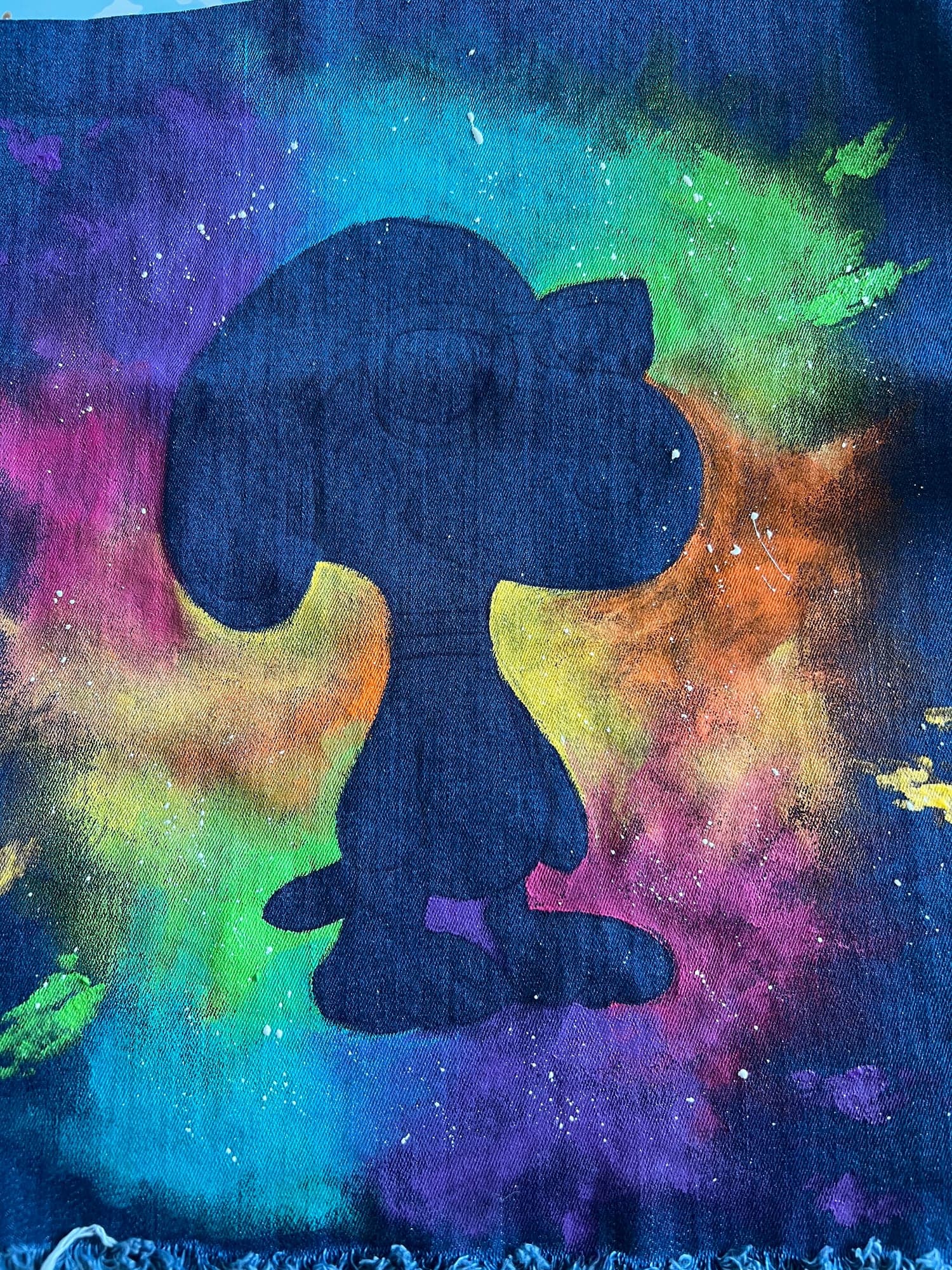 Sagoma di Snoopy preparata sul tessuto prima della pittura