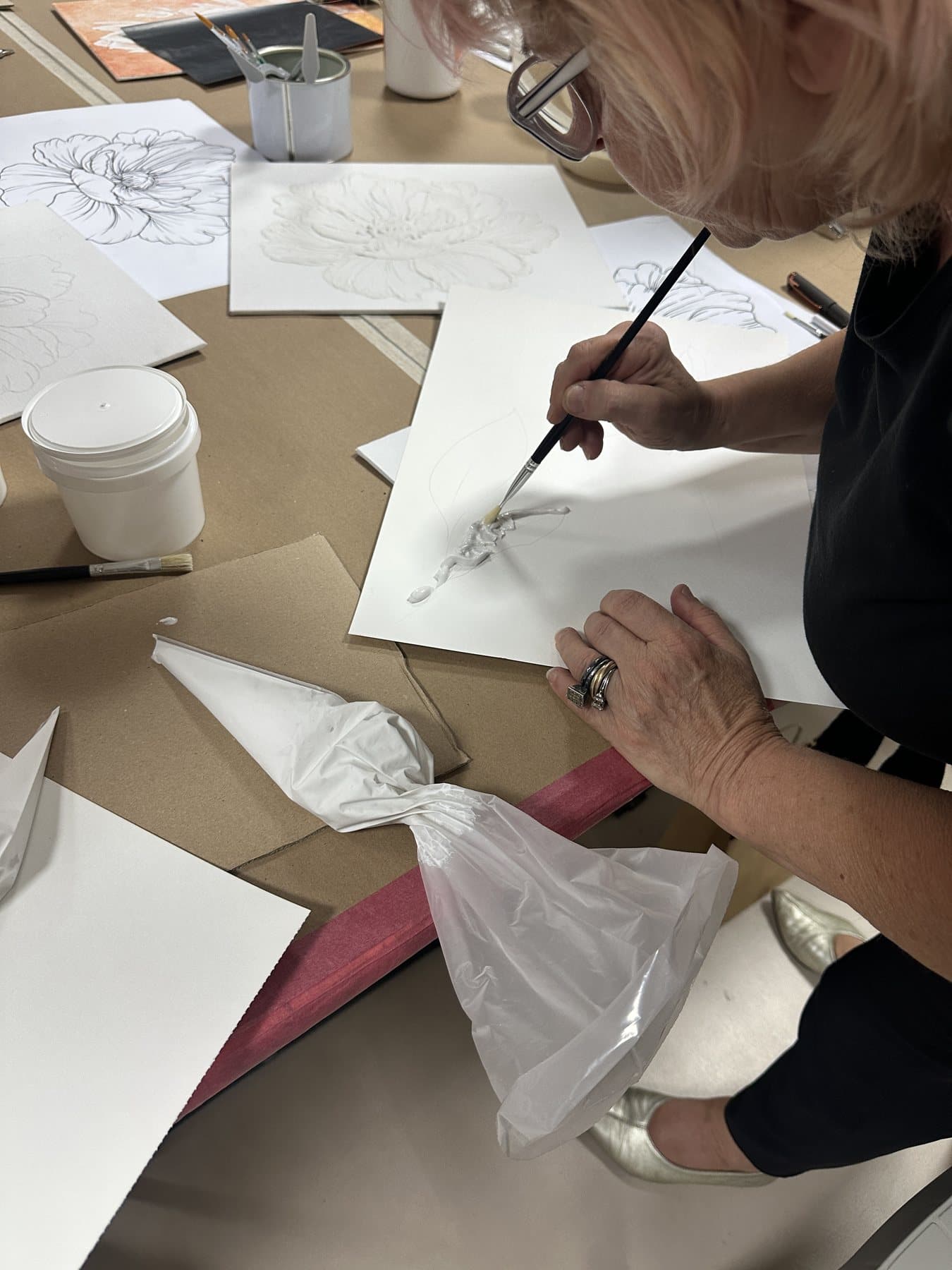 Malta acrilica applicata seguendo il disegno del fiore