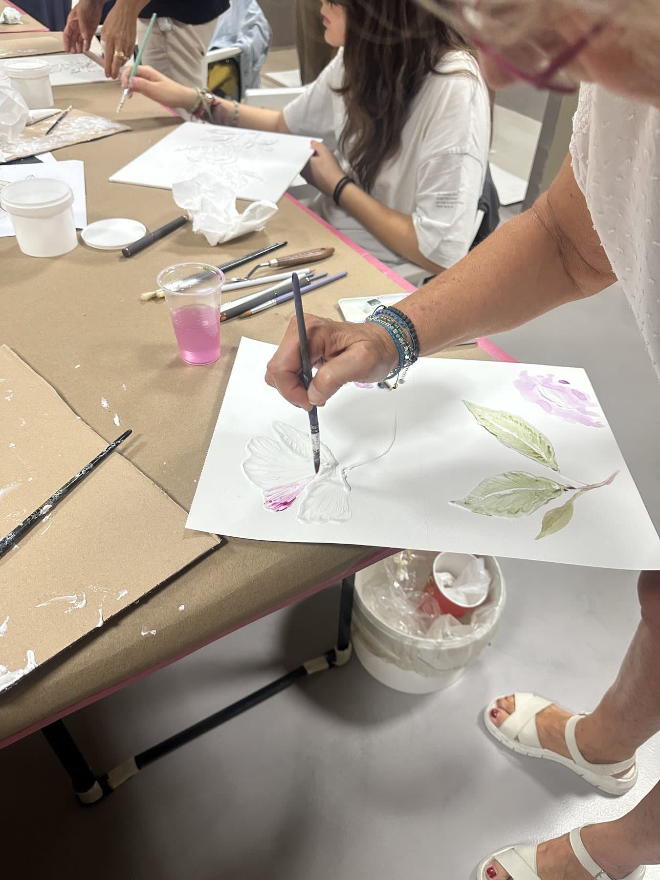 Colore applicato sul fiore materico in rilievo