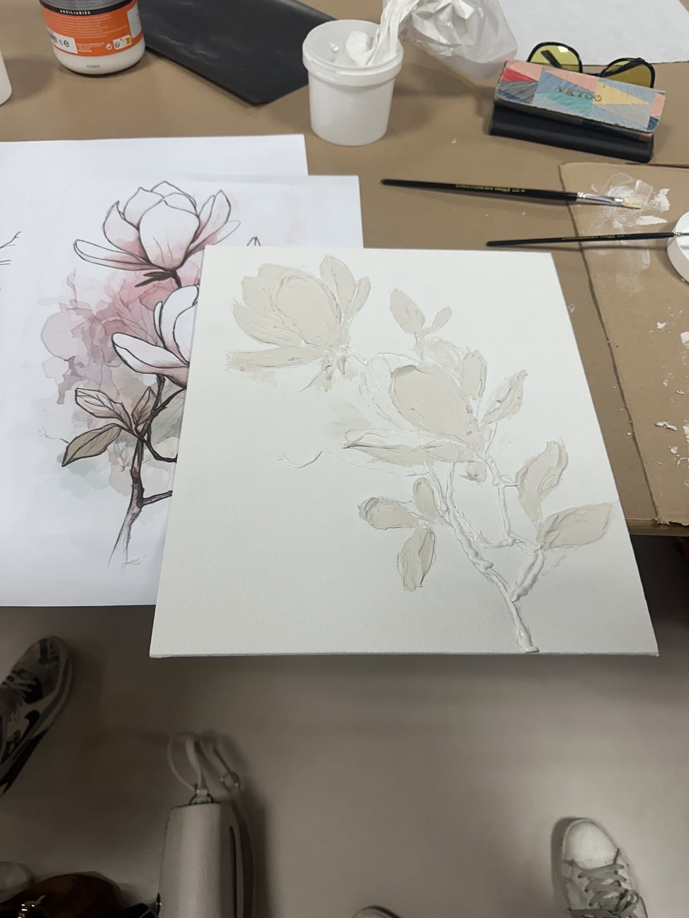 Modello floreale accanto al disegno riportato sulla tela