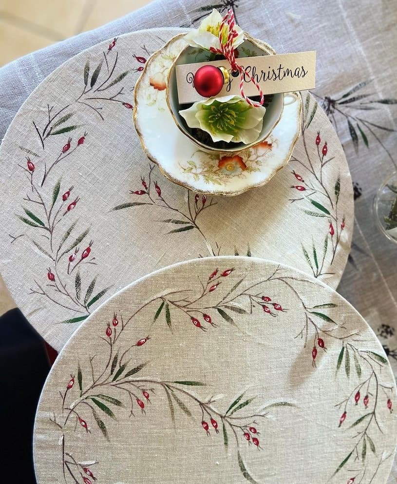 Tavola apparecchiata con decorazioni botaniche dipinte a mano su lino
