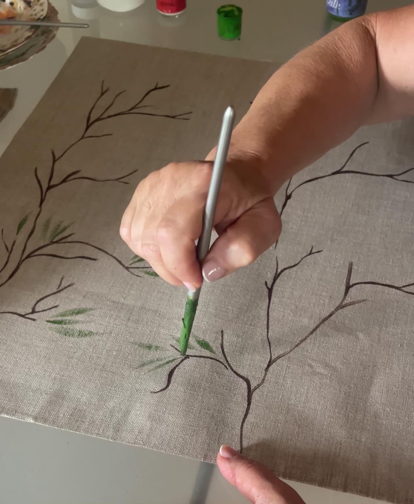 Patrizia Silingardi dipinge a mano libera una composizione botanica su lino