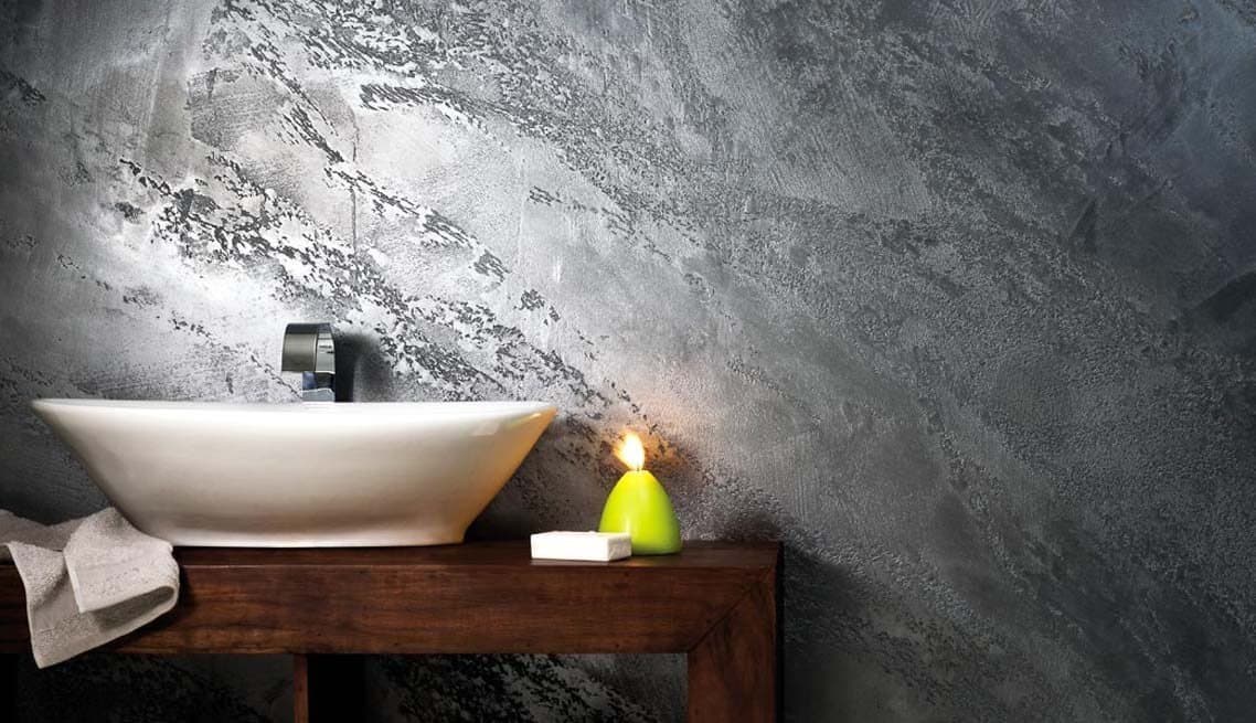 Bagno con superficie decorativa