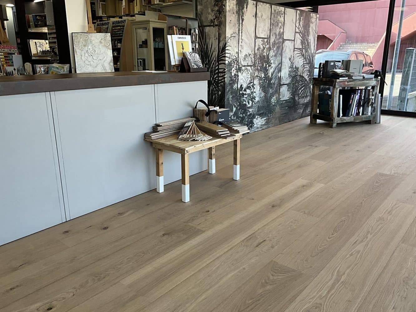 Showroom con superfici decorative e materiali resina