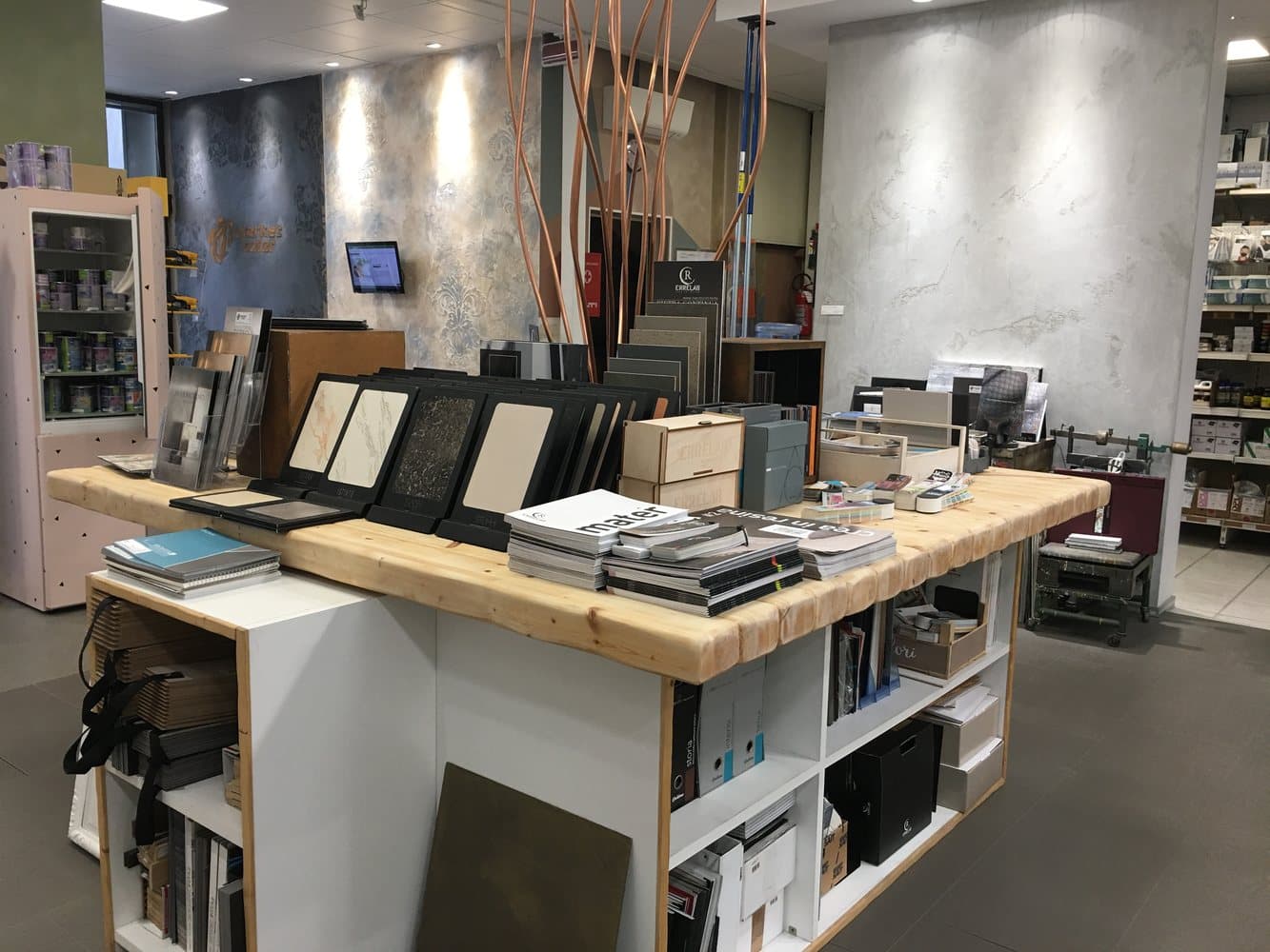 Banco con materiali tecnici