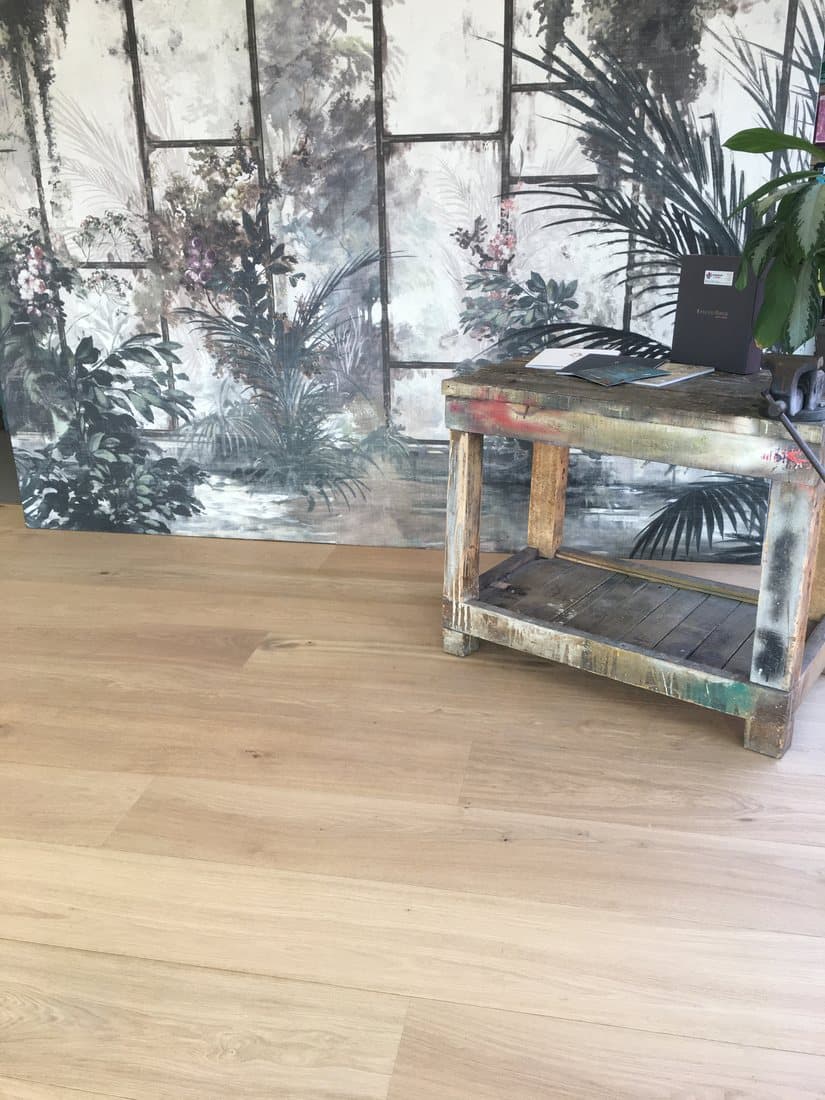 Area showroom con carte da parati
